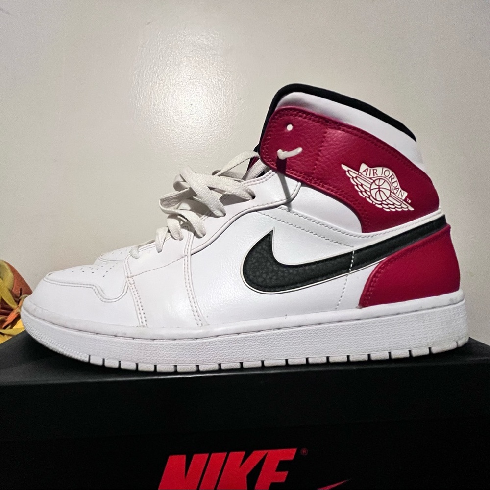 2019 Mens Nike Air Jordan 1 Mid White Chicago Red Black White Size 13 NDS